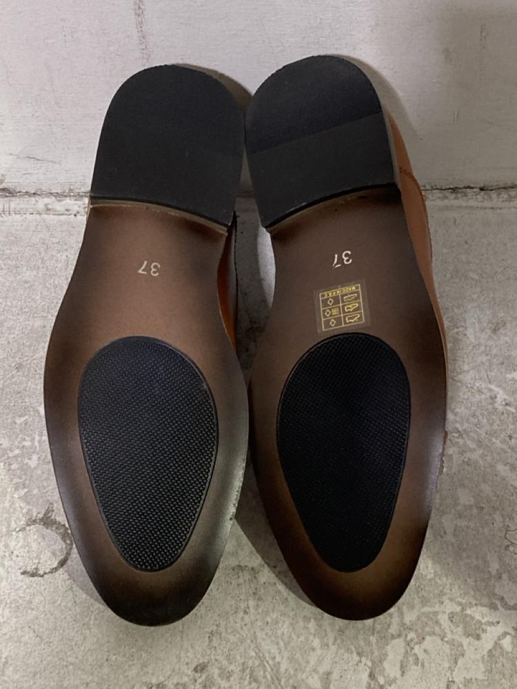 Lot 578  
            Chesterfield SR46 - Parcel Delivery Only 

                
NORTI 8 HIKING SHOES IN CREAM - UK SIZE 4.5 TO INCLUDE BRUNO MARC MEN'S LEATHER S...