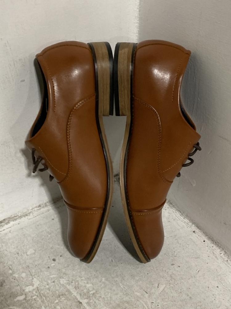 Lot 578  
            Chesterfield SR46 - Parcel Delivery Only 

                
NORTI 8 HIKING SHOES IN CREAM - UK SIZE 4.5 TO INCLUDE BRUNO MARC MEN'S LEATHER S...