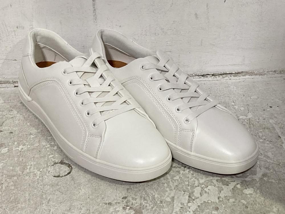 Lot 579  
            Chesterfield SR46 - Parcel Delivery Only 

                
3 X ASSORTED ADULTS SHOES TO INCLUDE BRUNO MARC SBFS11M LEATHER SNEAKERS IN WHITE...