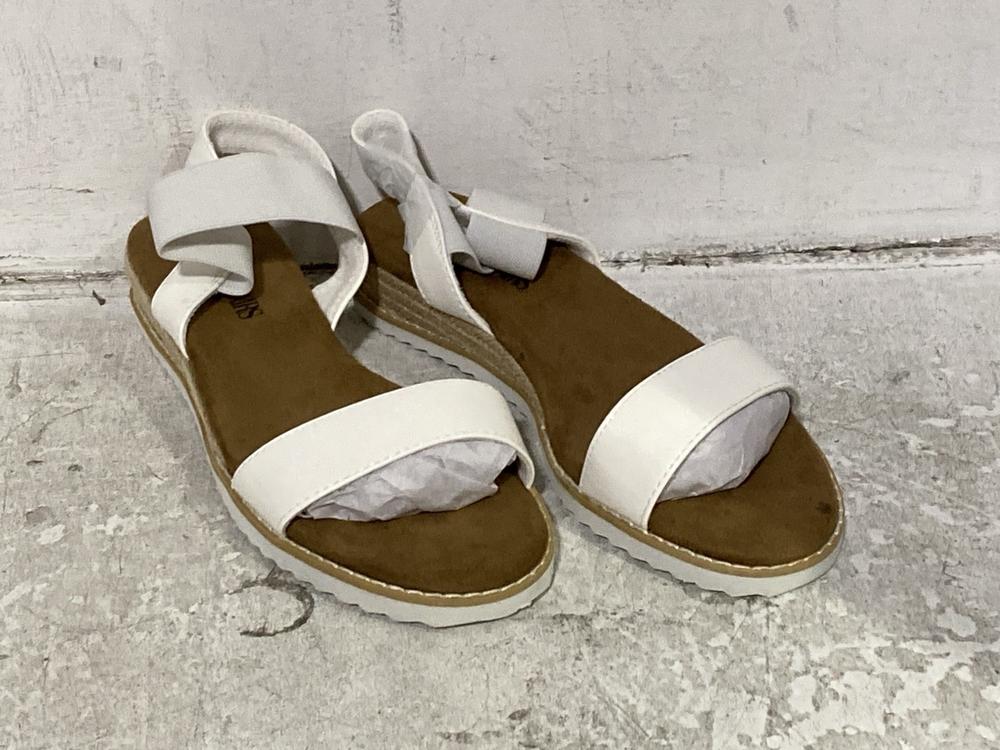 Lot 580  
            Chesterfield SR46 - Parcel Delivery Only 

                
5 X ASSORTED ADULTS DREAM PARIS SHOES TO INCLUDE DREAM PARIS WOMENS SANDALS IN NE...