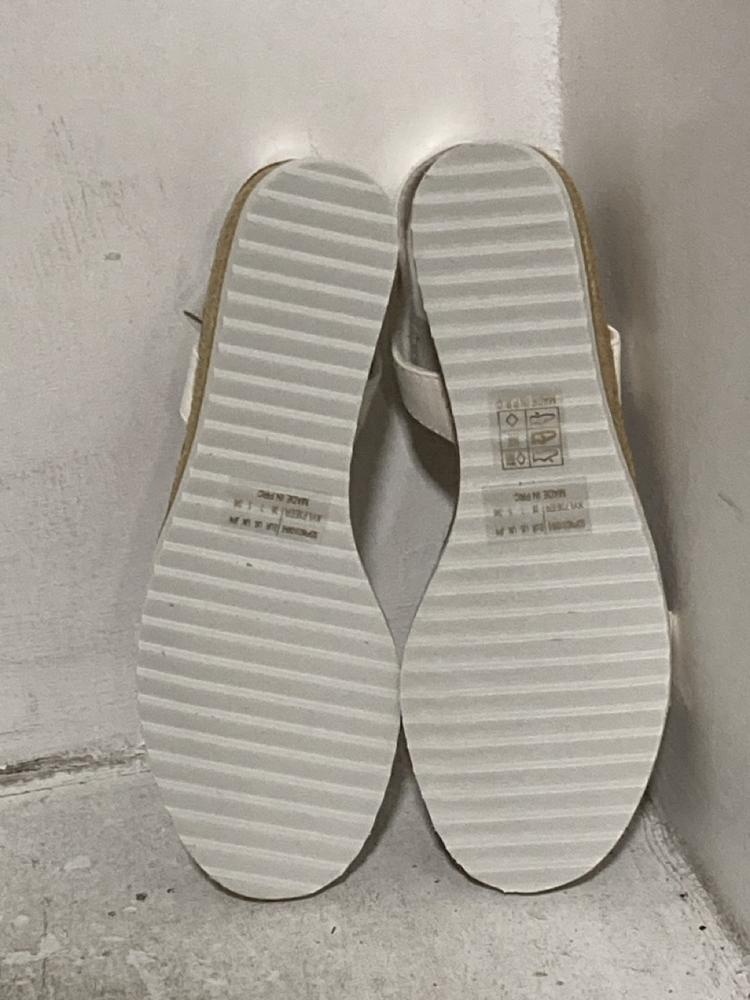 Lot 580  
            Chesterfield SR46 - Parcel Delivery Only 

                
5 X ASSORTED ADULTS DREAM PARIS SHOES TO INCLUDE DREAM PARIS WOMENS SANDALS IN NE...