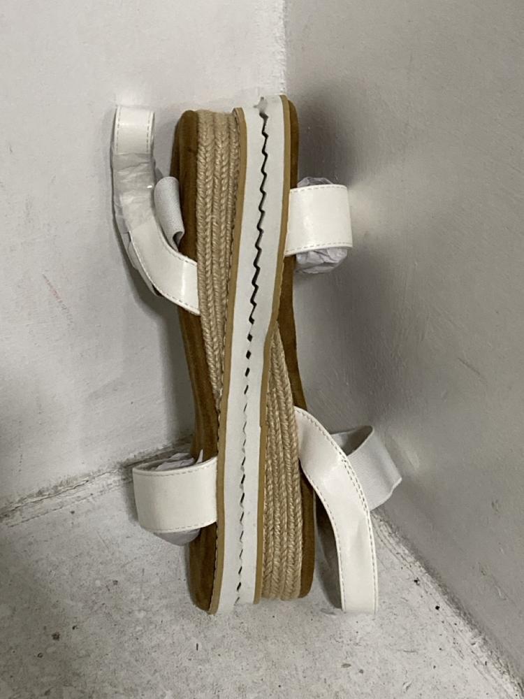 Lot 580  
            Chesterfield SR46 - Parcel Delivery Only 

                
5 X ASSORTED ADULTS DREAM PARIS SHOES TO INCLUDE DREAM PARIS WOMENS SANDALS IN NE...