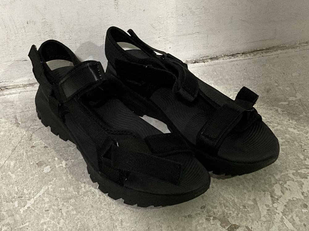 Lot 582  
            Chesterfield SR46 - Parcel Delivery Only 

                
3 X ASSORTED ADULTS DREAM PARIS SHOES TO INCLUDE DREAM PARIS WOMENS VELCRO SANDAL...