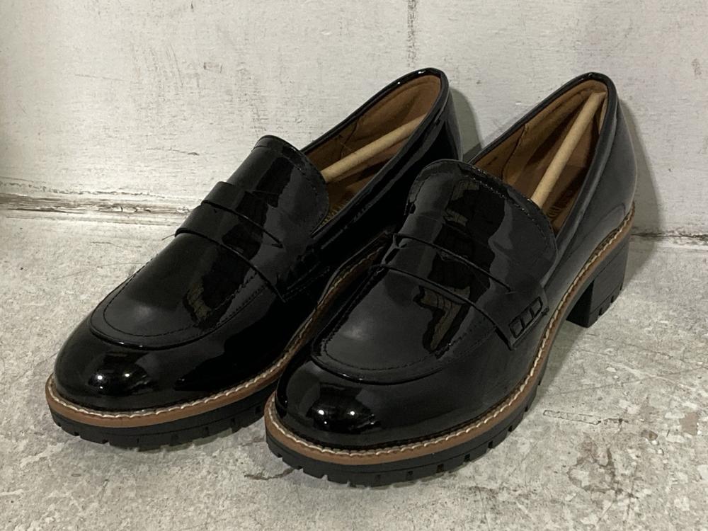 Lot 583  
            Chesterfield SR46 - Parcel Delivery Only 

                
QTY OF ASSORTED ADULTS DREAM PARIS WOMENS PLATFORM PATENT SHOES IN BLACK - UK SIZ...