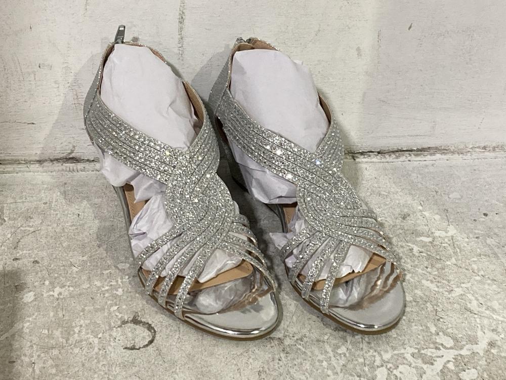 Lot 587  
            Chesterfield SR46 - Parcel Delivery Only 

                
3 X ASSORTED PIZZA ANNU WOMEN'S SHOES TO INCLUDE PIZZ ANNU WOMENS WEDGES IN SILVE...