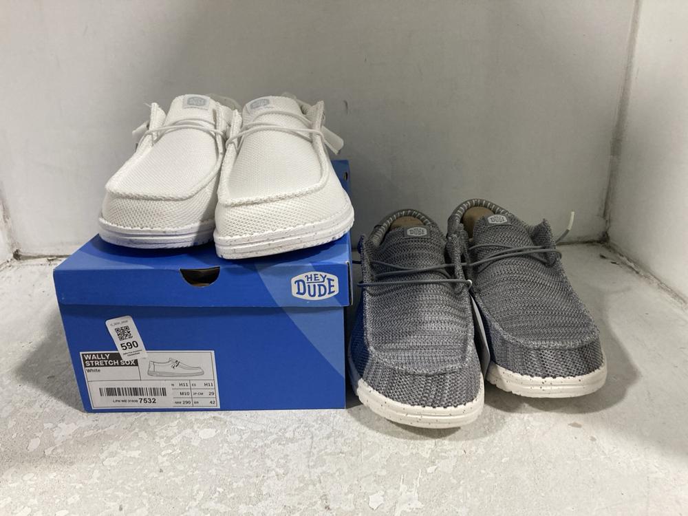 Lot 590  
            Chesterfield SR46 - Parcel Delivery Only 

                
HEY DUDE WALLY STRETCH SHOES IN WHITE SIZE 42 TO INCLUDE HEY DUDE SHOES IN GREY S...