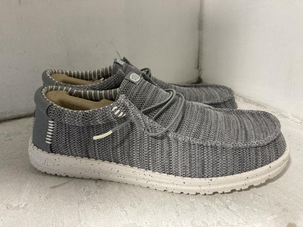 Lot 590  
            Chesterfield SR46 - Parcel Delivery Only 

                
HEY DUDE WALLY STRETCH SHOES IN WHITE SIZE 42 TO INCLUDE HEY DUDE SHOES IN GREY S... - Image 2