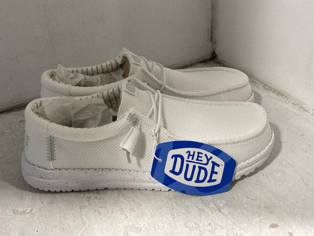 Lot 590  
            Chesterfield SR46 - Parcel Delivery Only 

                
HEY DUDE WALLY STRETCH SHOES IN WHITE SIZE 42 TO INCLUDE HEY DUDE SHOES IN GREY S... - Image 3