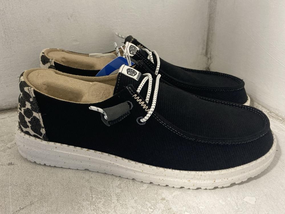 Lot 591  
            Chesterfield SR46 - Parcel Delivery Only 

                
2 X HEY DUDE WENDY LEOPARD BLACK/LEOPARD SHOES SIZE 6 UK (LOCATION: H1)