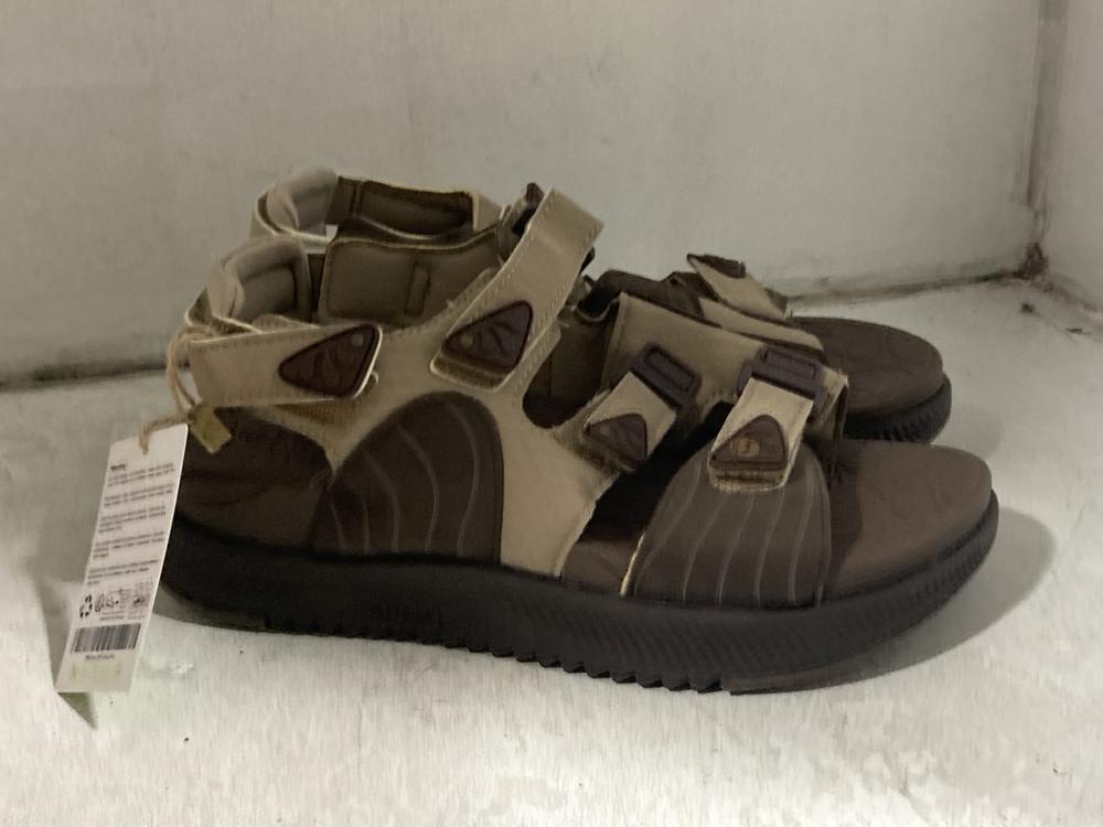 Lot 592  
            Chesterfield SR46 - Parcel Delivery Only 

                
4 X ASSORTED SHOES TO INCLUDE BROWN SANDALS SIZE 6.5 UK (LOCATION: H1) - Image 2