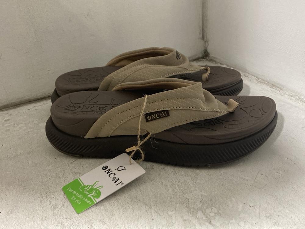 Lot 592  
            Chesterfield SR46 - Parcel Delivery Only 

                
4 X ASSORTED SHOES TO INCLUDE BROWN SANDALS SIZE 6.5 UK (LOCATION: H1) - Image 3