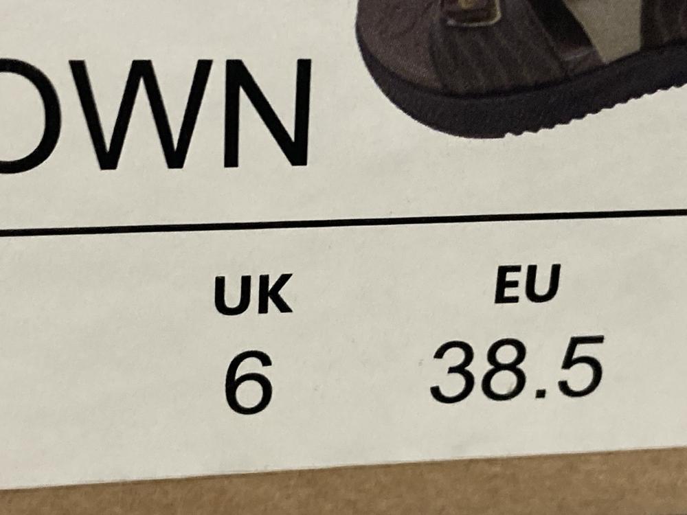 Lot 592  
            Chesterfield SR46 - Parcel Delivery Only 

                
4 X ASSORTED SHOES TO INCLUDE BROWN SANDALS SIZE 6.5 UK (LOCATION: H1) - Image 4