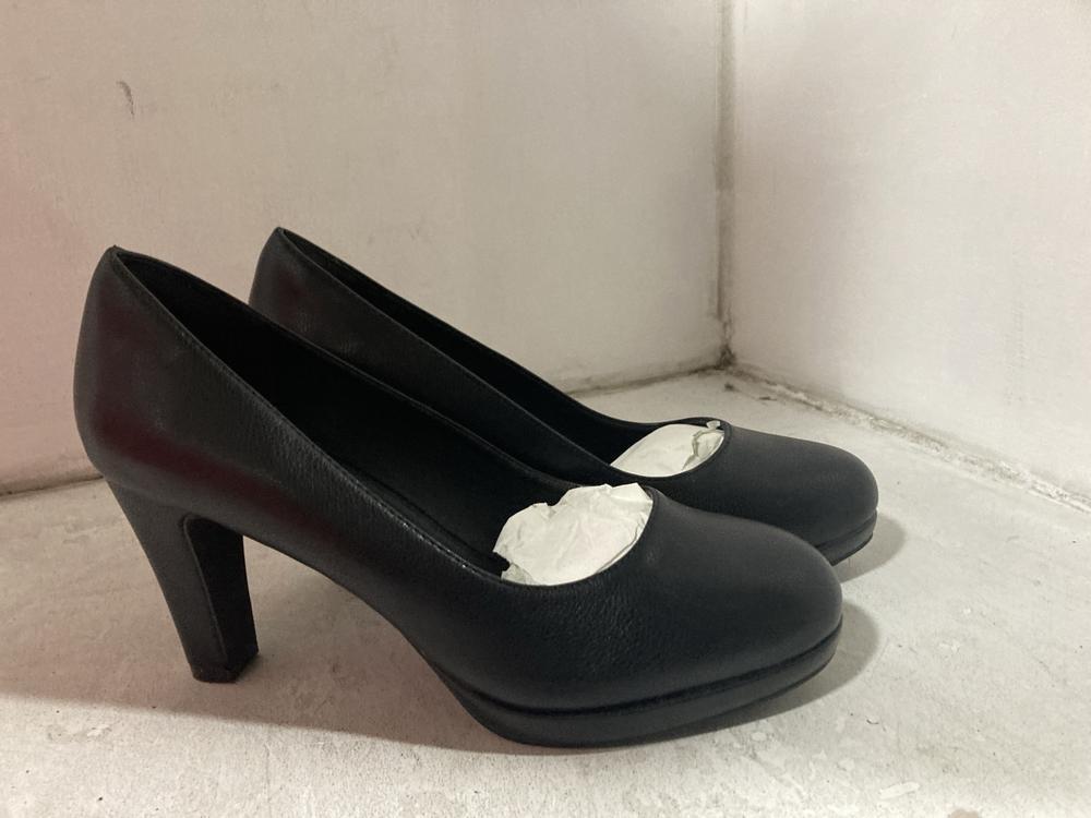 Lot 593  
            Chesterfield SR46 - Parcel Delivery Only 

                
5 X ASSORTED SHOES TO INCLUDE DARK GREEN HIGH HEELS SIZE 6.5 UK (LOCATION: H1)