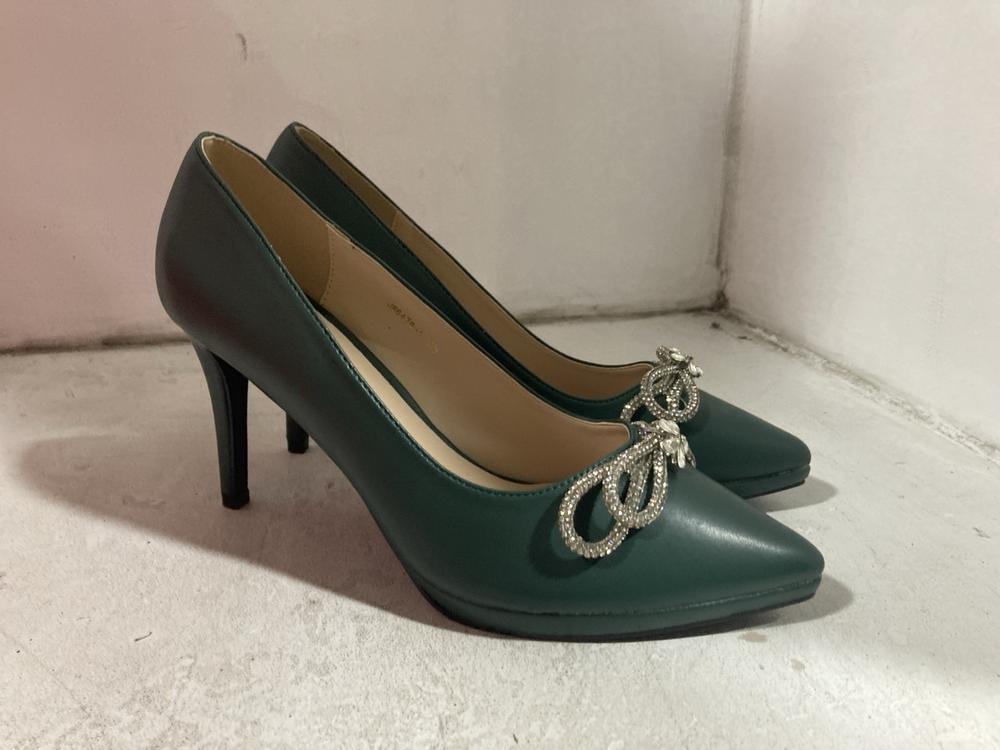 Lot 593  
            Chesterfield SR46 - Parcel Delivery Only 

                
5 X ASSORTED SHOES TO INCLUDE DARK GREEN HIGH HEELS SIZE 6.5 UK (LOCATION: H1)