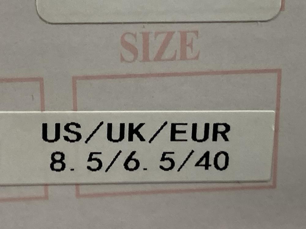 Lot 593  
            Chesterfield SR46 - Parcel Delivery Only 

                
5 X ASSORTED SHOES TO INCLUDE DARK GREEN HIGH HEELS SIZE 6.5 UK (LOCATION: H1)