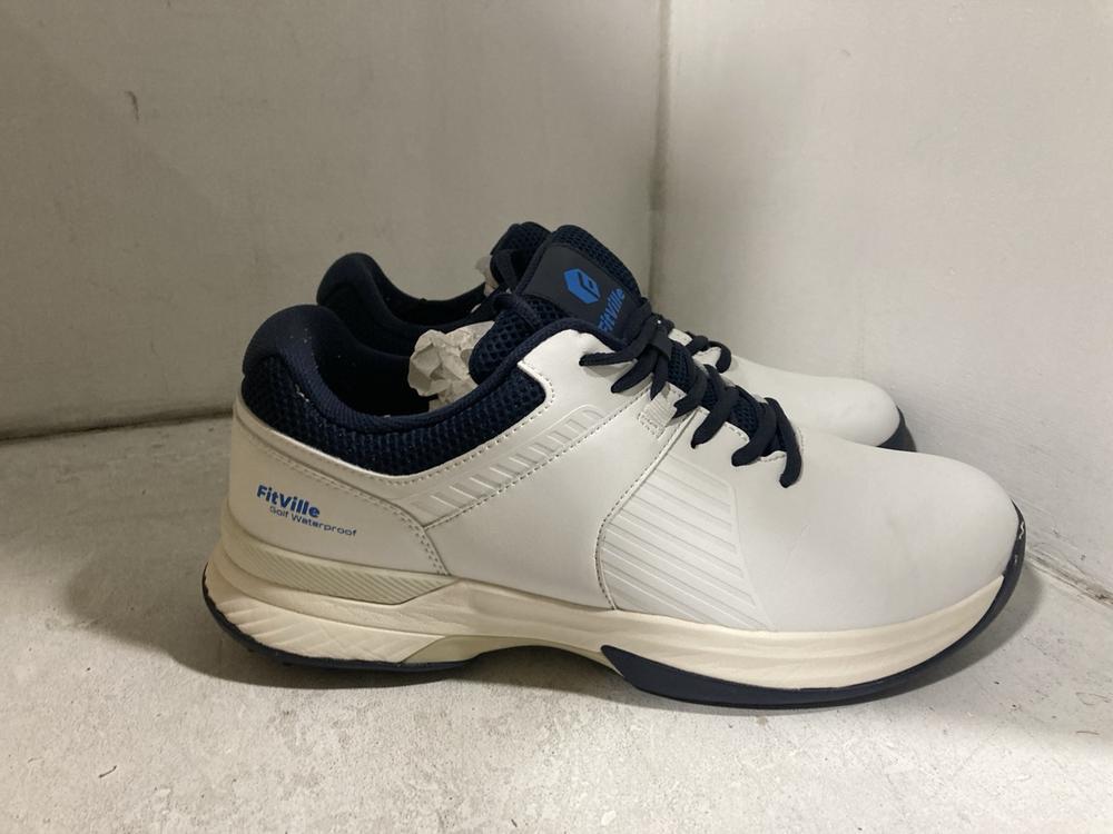 Lot 594  
            Chesterfield SR46 - Parcel Delivery Only 

                
3 X ASSORTED FITVILLE SHOES TO INCLUDE SPEED EX GOLF SHOE IN WHITE SIZE 11.5 UK (...