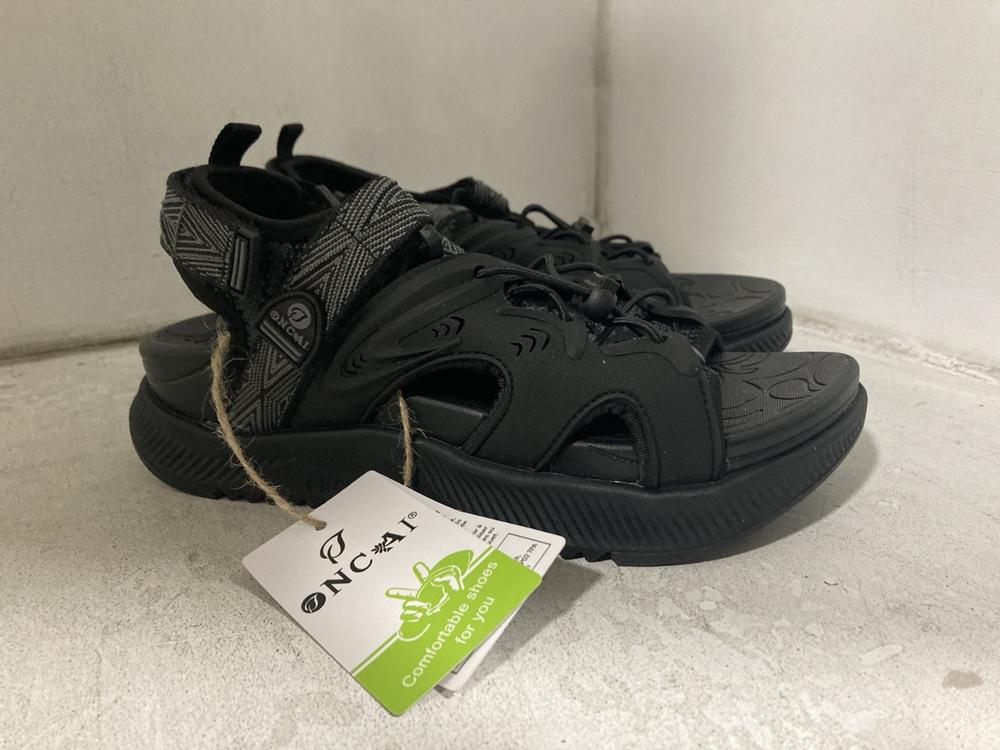 Lot 595  
            Chesterfield SR46 - Parcel Delivery Only 

                
4 X ASSORTED SHOES TO INCLUDE BLACK SANDALS SIZE 4 UK (LOCATION: H1)
