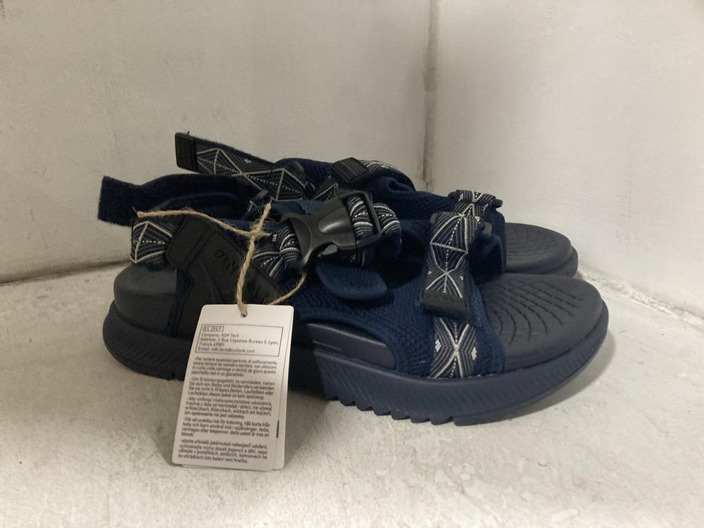 Lot 596  
            Chesterfield SR46 - Parcel Delivery Only 

                
4 X ASSORTED SHOES TO INCLUDE BLACK SANDALS SIZE 8 UK (LOCATION: H1)