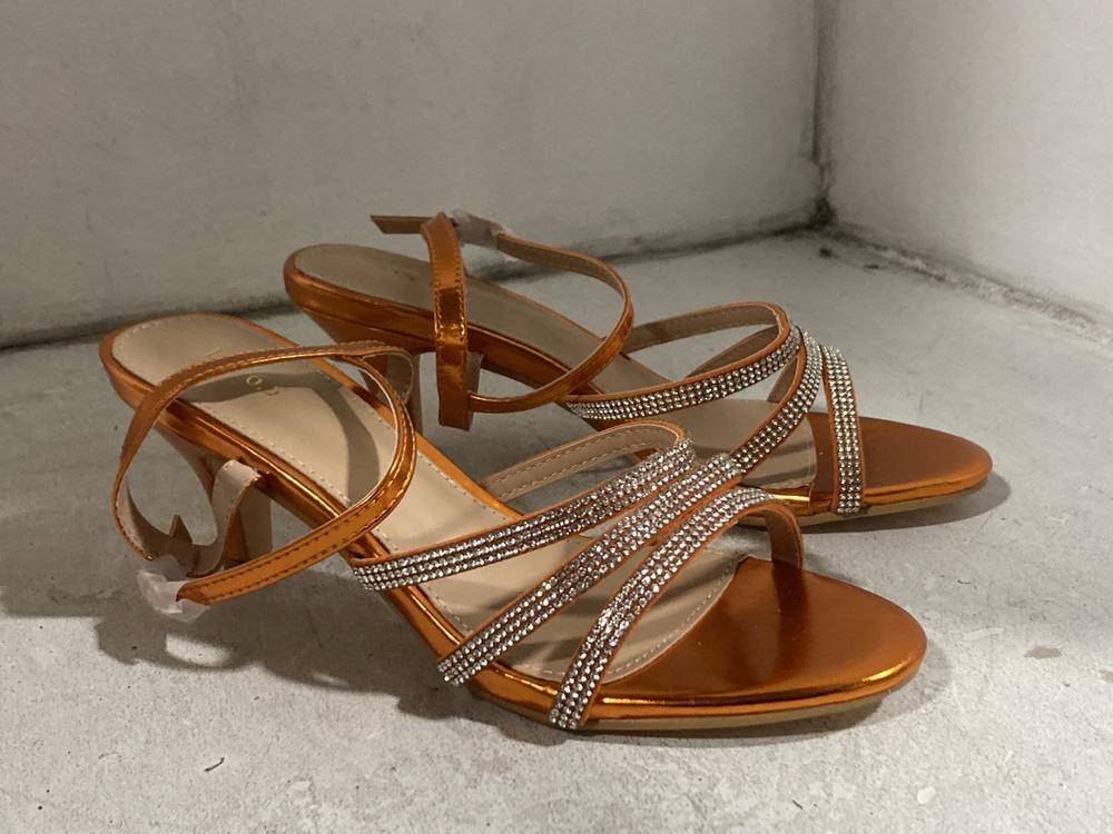 Lot 599  
            Chesterfield SR46 - Parcel Delivery Only 

                
3 X ASSORTED SHOES TO INCLUDE CHAMPAGNE HEELS SIZE 8 (LOCATION: H1) - Image 2