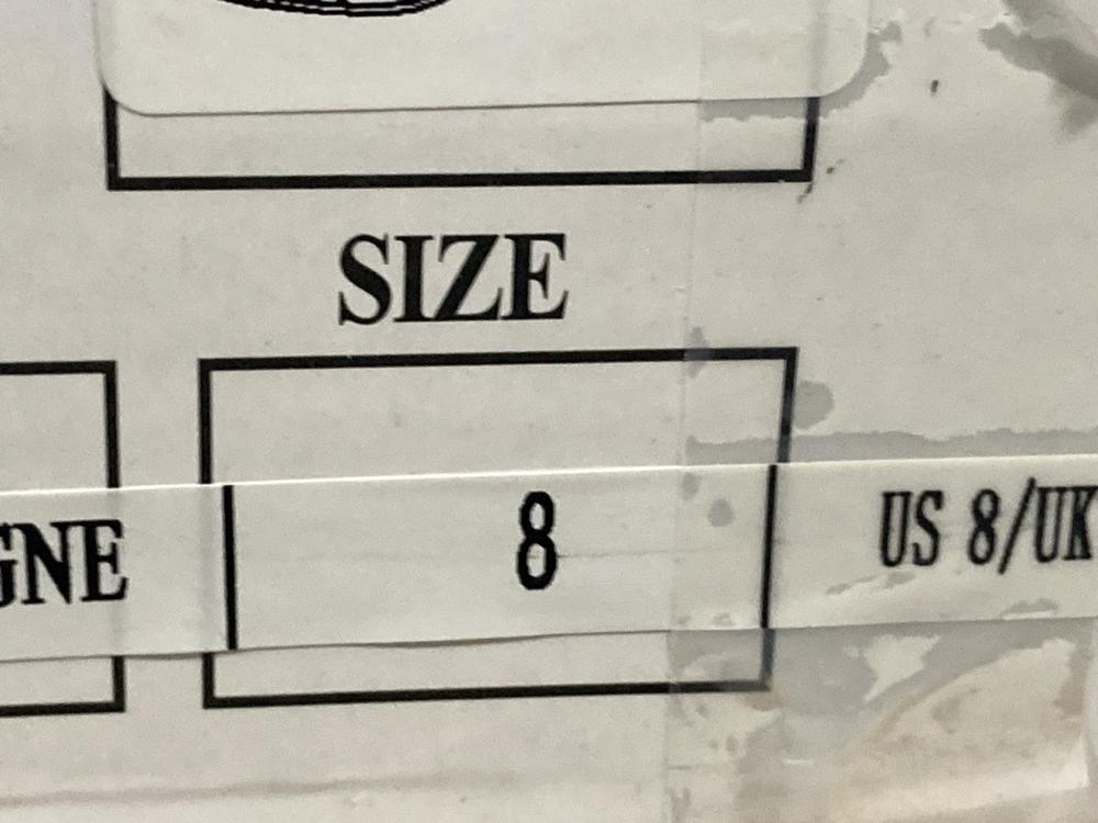 Lot 599  
            Chesterfield SR46 - Parcel Delivery Only 

                
3 X ASSORTED SHOES TO INCLUDE CHAMPAGNE HEELS SIZE 8 (LOCATION: H1) - Image 4