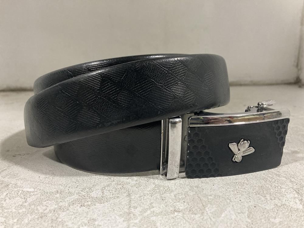 Lot 606  
            Chesterfield SR46 - Parcel Delivery Only 

                
9 X ASSORTED BELTS TO INCLUDE FLINTRONIC BLACK LEATHER BELT (LOCATION: H1)