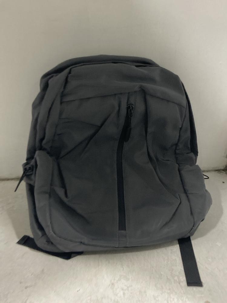 Lot 607  
            Chesterfield SR46 - Parcel Delivery Only 

                
BOX OF ASSORTED BAGS TO INCLUDE DARK GREEN BACKPACK (LOCATION: H1) - Image 3