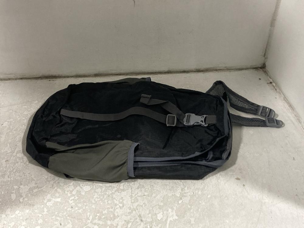 Lot 607  
            Chesterfield SR46 - Parcel Delivery Only 

                
BOX OF ASSORTED BAGS TO INCLUDE DARK GREEN BACKPACK (LOCATION: H1) - Image 4