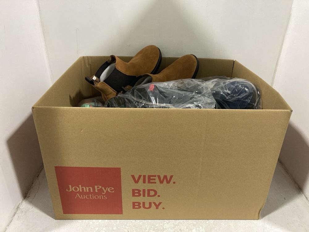 Lot 613  
            Chesterfield SR46 - Parcel Delivery Only 

                
BOX OF ASSORTED TRAINERS TO INCLUDE HOBIBEAR SHOES IN NAVY BLUE SIZE 45 (LOCATION...