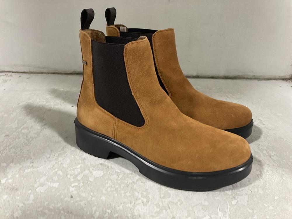 Lot 613  
            Chesterfield SR46 - Parcel Delivery Only 

                
BOX OF ASSORTED TRAINERS TO INCLUDE HOBIBEAR SHOES IN NAVY BLUE SIZE 45 (LOCATION... - Image 2