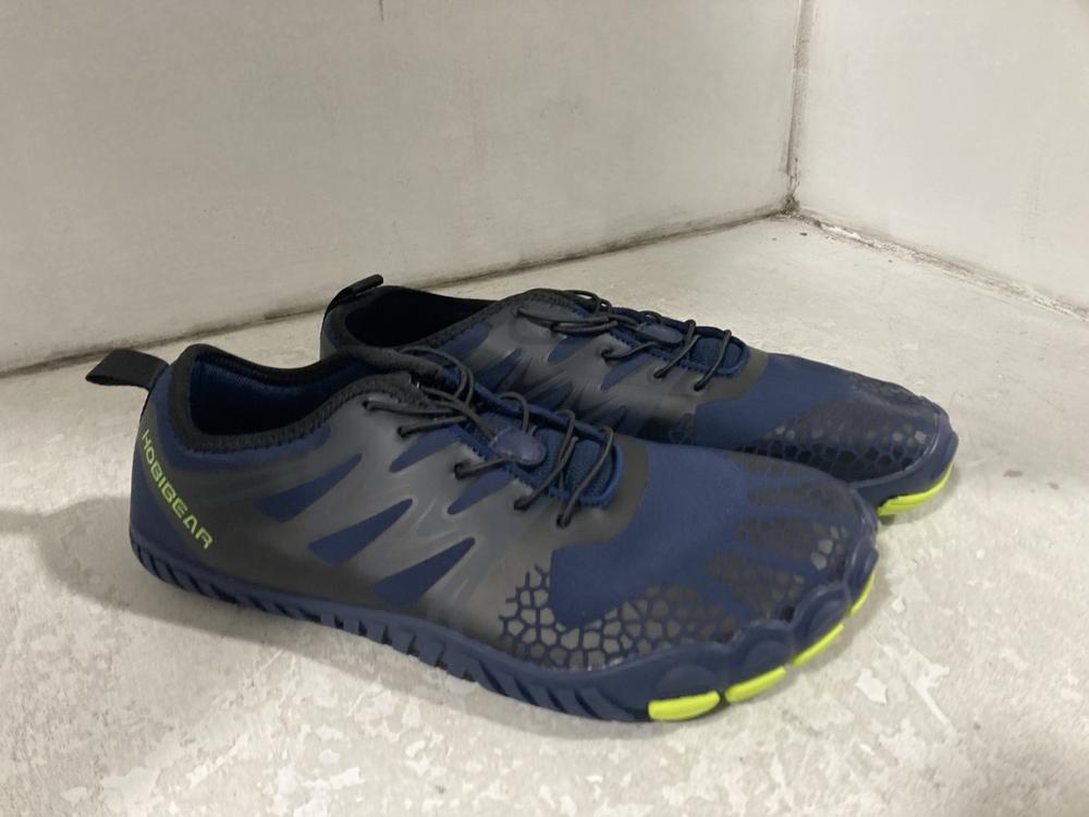 Lot 613  
            Chesterfield SR46 - Parcel Delivery Only 

                
BOX OF ASSORTED TRAINERS TO INCLUDE HOBIBEAR SHOES IN NAVY BLUE SIZE 45 (LOCATION... - Image 3