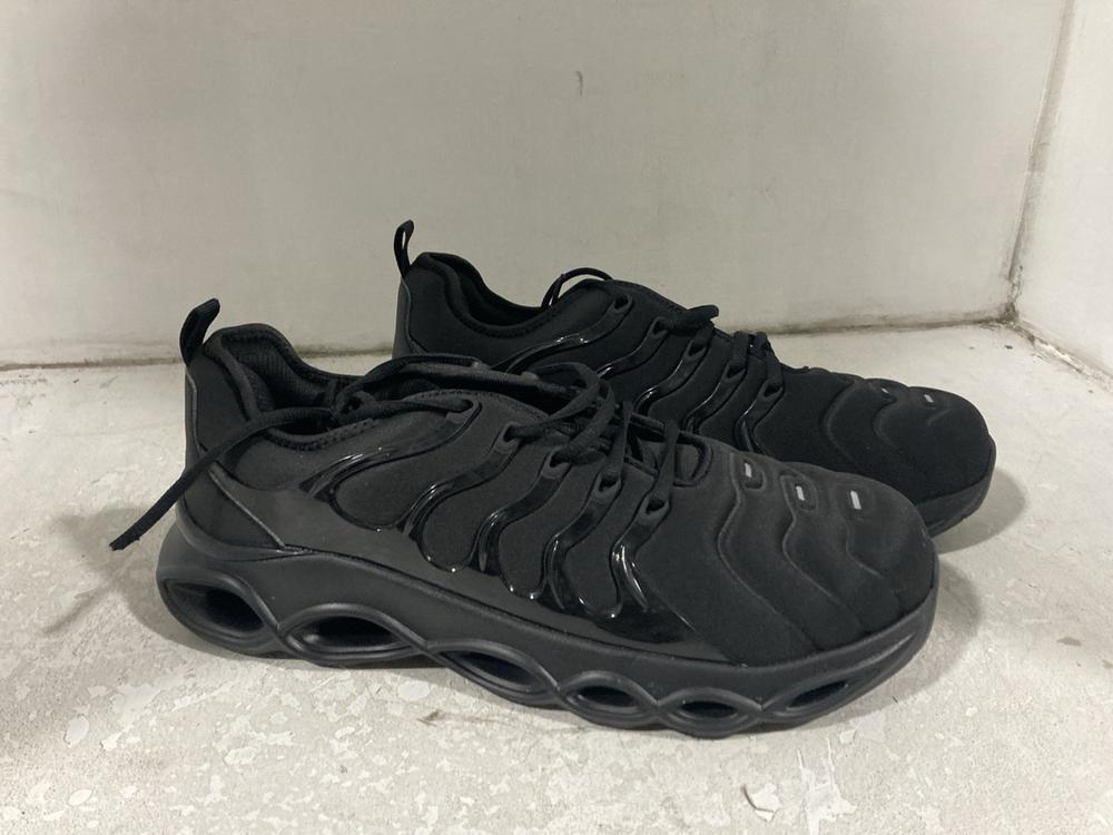 Lot 614  
            Chesterfield SR46 - Parcel Delivery Only 

                
BOX OF ASSORTED TRAINERS TO INCLUDE LARNMERN STEEL TOE CAP TRAINERS IN BLACK SIZE... - Image 2