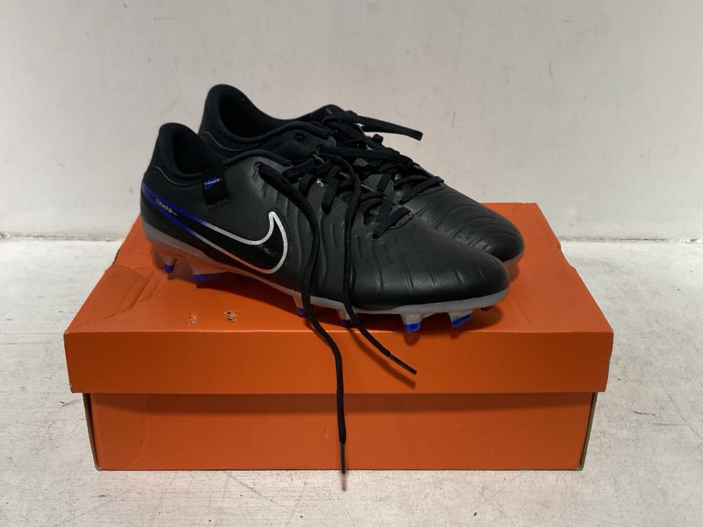 Lot 620  
            Chesterfield SR46 - Parcel Delivery Only 

                
NIKE 10 ACADEMY FG/MG FOOTBALL BOOTS IN BLACK SIZE 7.5 UK (LOCATION: H2)