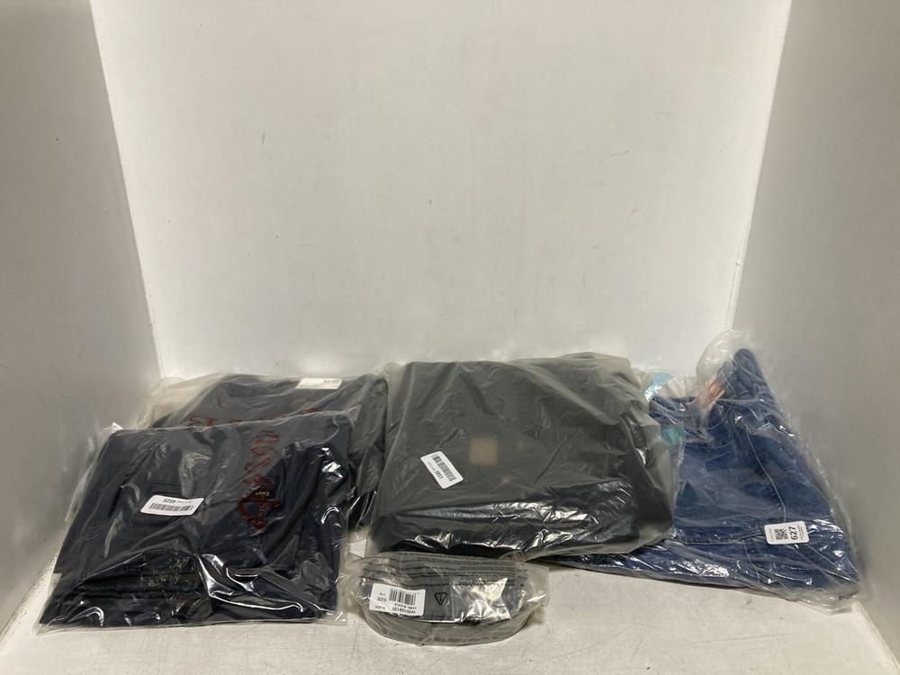 Lot 627  
            Chesterfield SR46 - Parcel Delivery Only 

                
5 X ASSORTED ADULTS CLOTHING ITEMS TO INCLUDE WRANGLER LEATHER BELT IN BLACK (LOC...