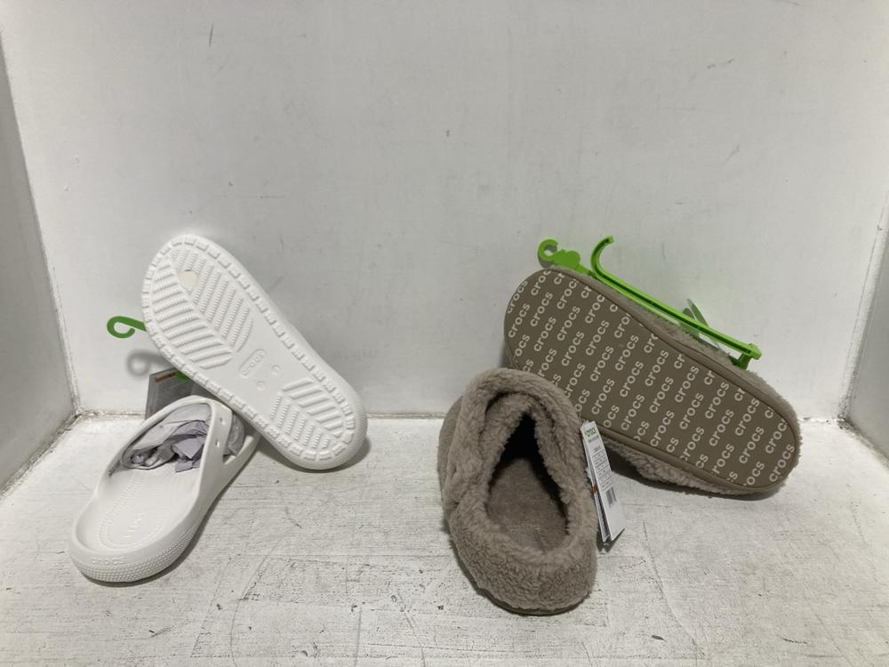 Lot 629  
            Chesterfield SR46 - Parcel Delivery Only 

                
CROCS CLASSIC FLIP 2 SHOES IN WHITE SIZE M7/W9 TO INCLUDE CROCS CLASSIC COZY SLIP...