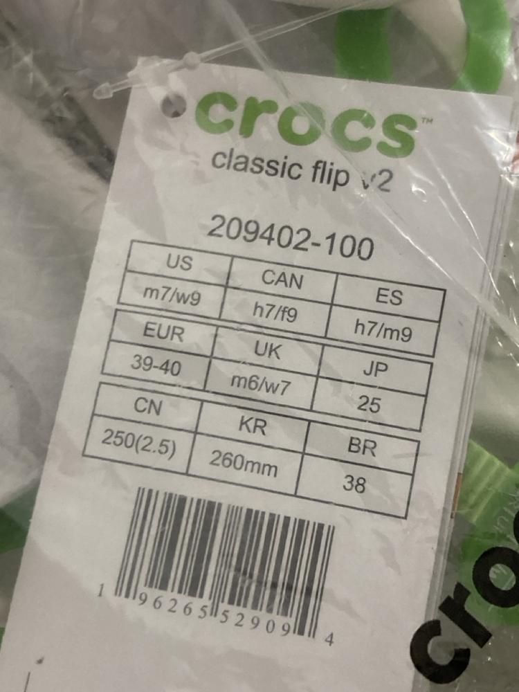 Lot 629  
            Chesterfield SR46 - Parcel Delivery Only 

                
CROCS CLASSIC FLIP 2 SHOES IN WHITE SIZE M7/W9 TO INCLUDE CROCS CLASSIC COZY SLIP...