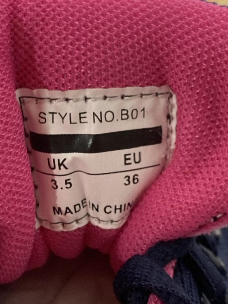 Lot 634  
            Chesterfield SR46 - Parcel Delivery Only 

                
4 X ASSORTED TRAINERS TO INCLUDE BLACK AIR TRAINERS IN SIZE 6.5 UK (LOCATION: H2)