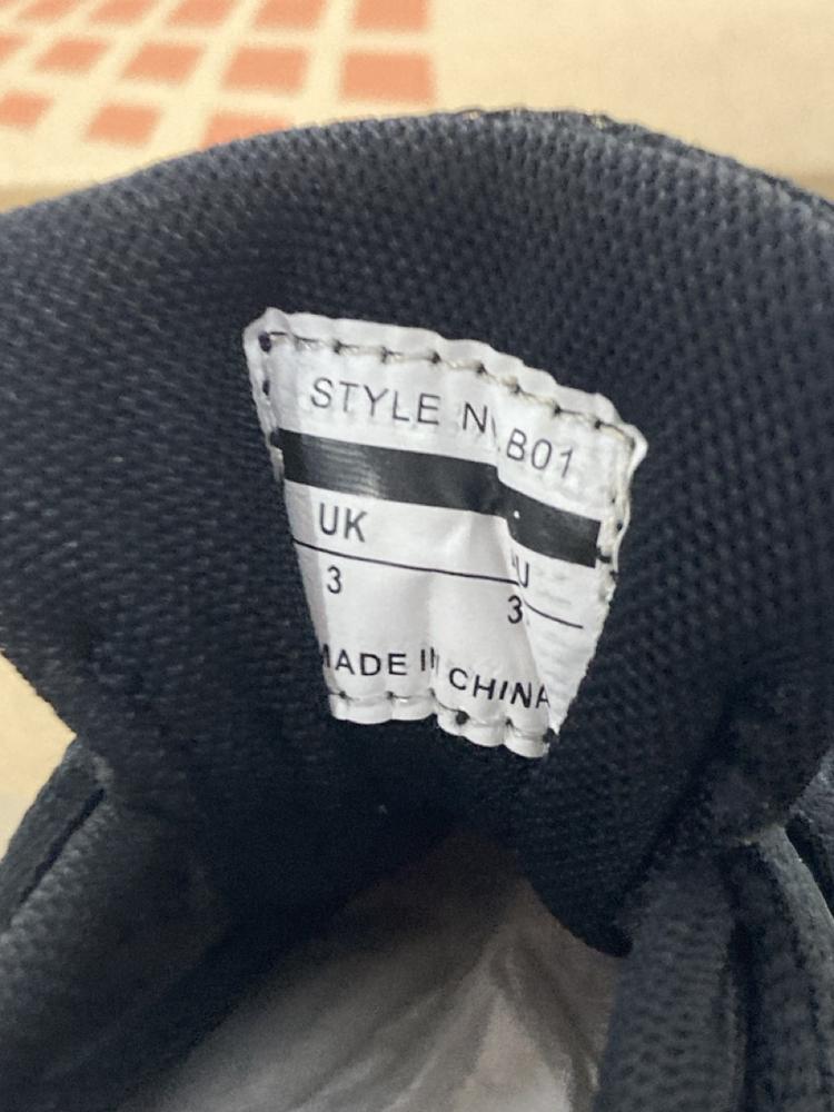 Lot 634  
            Chesterfield SR46 - Parcel Delivery Only 

                
4 X ASSORTED TRAINERS TO INCLUDE BLACK AIR TRAINERS IN SIZE 6.5 UK (LOCATION: H2)