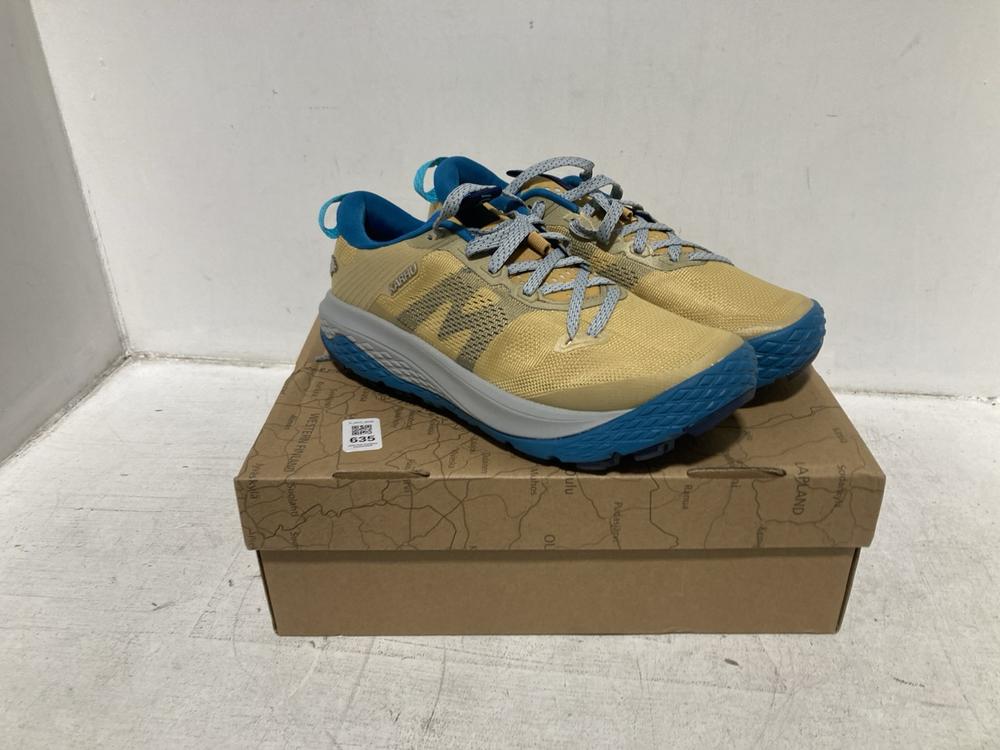Lot 635  
            Chesterfield SR46 - Parcel Delivery Only 

                
KARHU IKONI TRAIL NEW WHEAT SHOES IN SIZE 7.5 UK (LOCATION: H2)