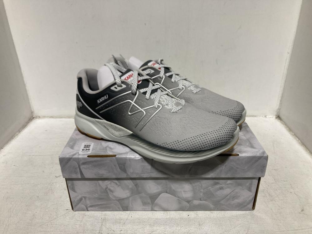 Lot 636  
            Chesterfield SR46 - Parcel Delivery Only 

                
KARHU FUSION 3.5 SEDONA SAGE/ GLACIER GREY SIZE 12 UK (LOCATION: H2)