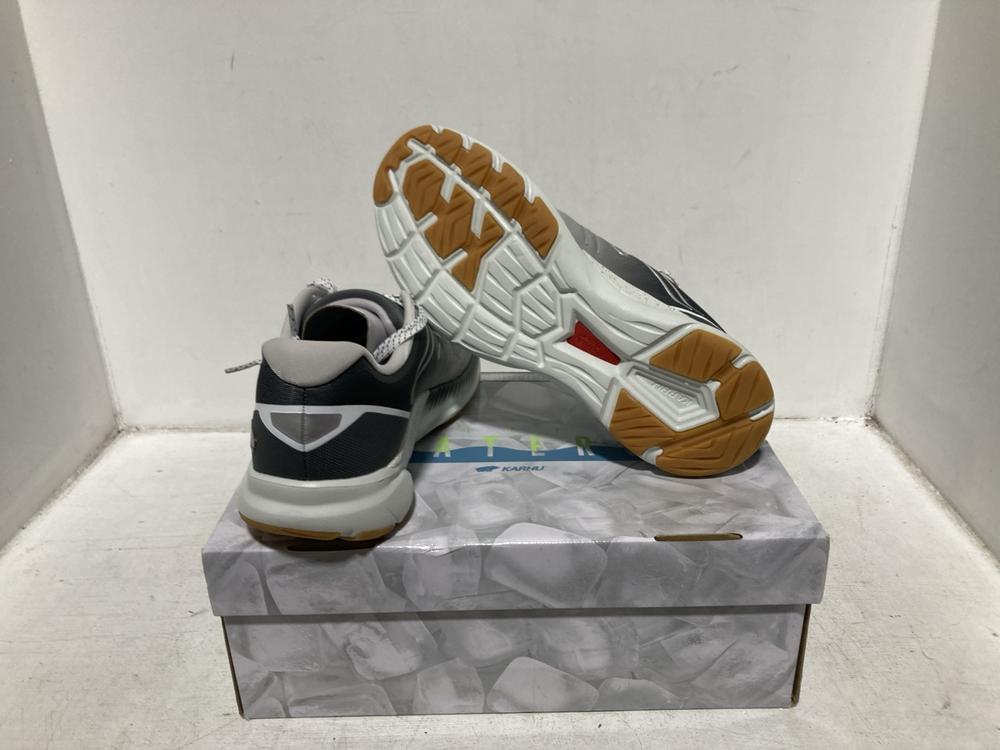 Lot 636  
            Chesterfield SR46 - Parcel Delivery Only 

                
KARHU FUSION 3.5 SEDONA SAGE/ GLACIER GREY SIZE 12 UK (LOCATION: H2) - Image 2