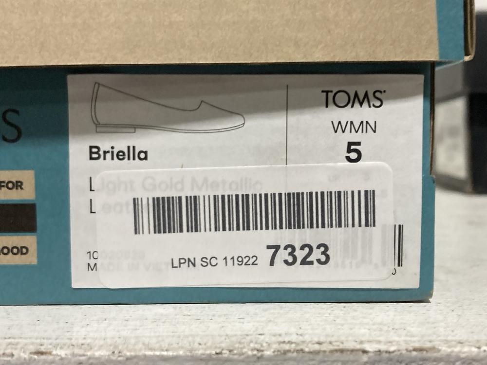 Lot 638  
            Chesterfield SR46 - Parcel Delivery Only 

                
4 X ASSORTED ADULTS SHOES TO INCLUDE TOMS BRIELLA LIGHT GOLD METALLIC SHOES SIZE ... - Image 4