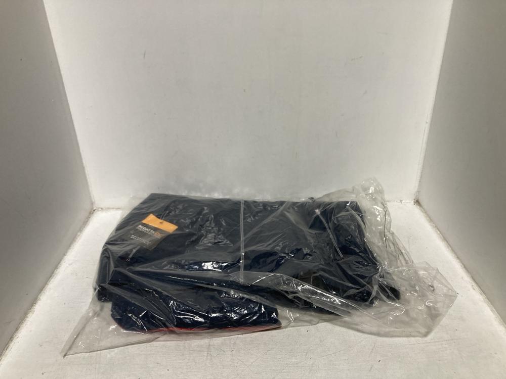 Lot 639  
            Chesterfield SR46 - Parcel Delivery Only 

                
REGATTA OUTDOORS MULBERRY JACKET SIZE M UK TO INCLUDE REGATTA OUTDOORS NAVY COAT ...