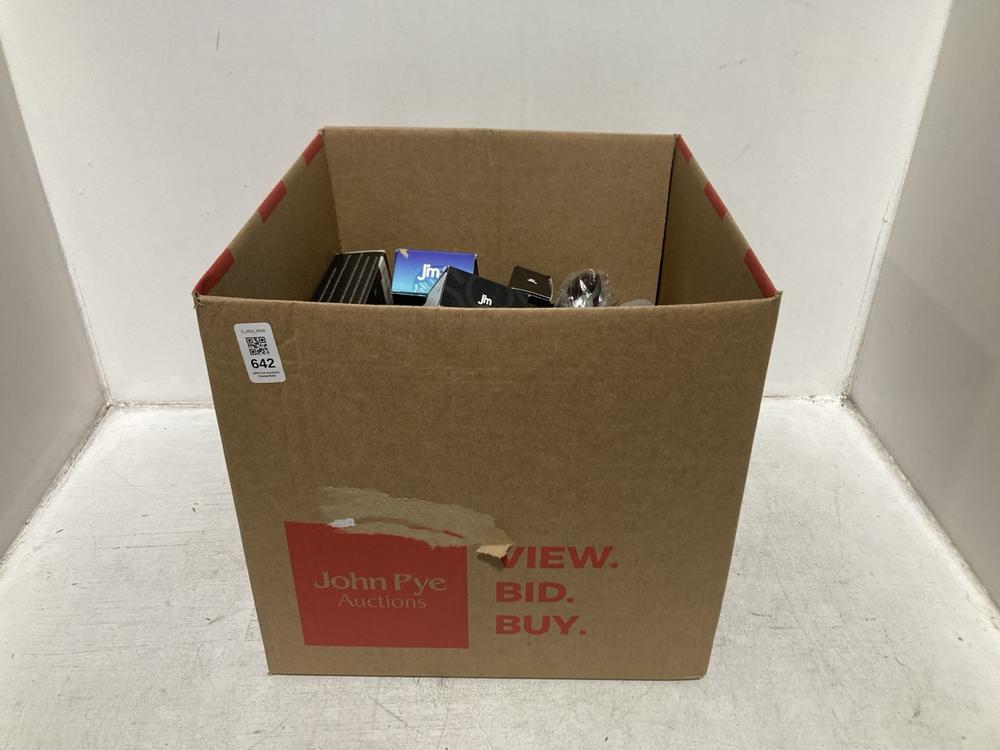 Lot 642  
            Chesterfield SR46 - Parcel Delivery Only 

                
BOX OF ASSORTED GLASSES TO INCLUDE BEIGE AND BROWN SUNGLASSES (LOCATION: H2)