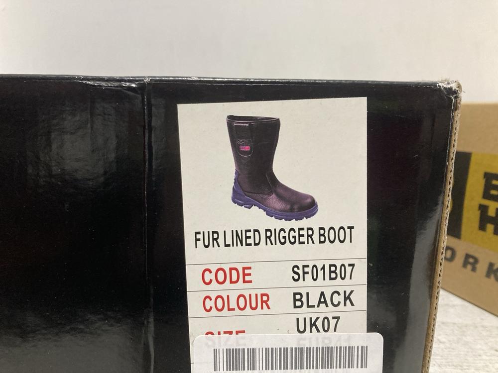 Lot 645  
            Chesterfield SR46 - Parcel Delivery Only 

                
4 X ASSORTED WORKWEAR TRAINERS TO INCLUDE SKECHERS WORK MEMORY FOAM SHOES IN BLAC... - Image 3