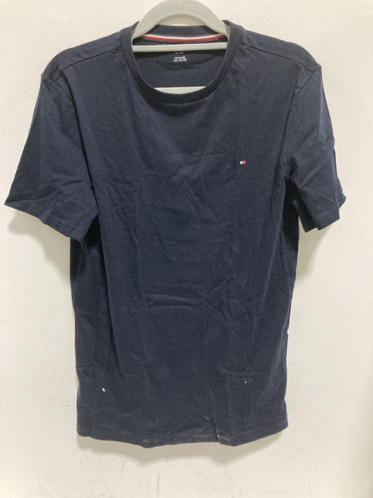 Lot 648  
            Chesterfield SR46 - Parcel Delivery Only 

                
QTY OF ASSORTED ADULTS CLOTHING & ACCESSORIES TO INCLUDE TOMMY HILFIGER NEW DENTO...