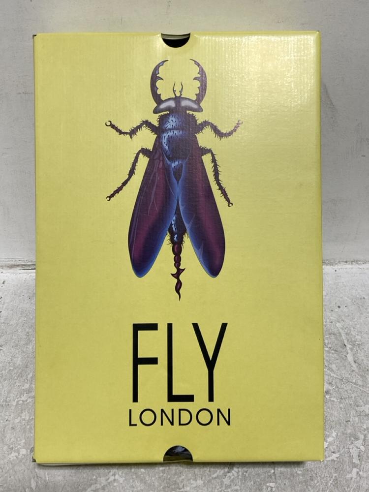 Lot 650  
            Chesterfield SR46 - Parcel Delivery Only 

                
FLY LONDON MES2913FLY RUG BOOTS IN BLUE - UK SIZE 6 (LOCATION: H3)