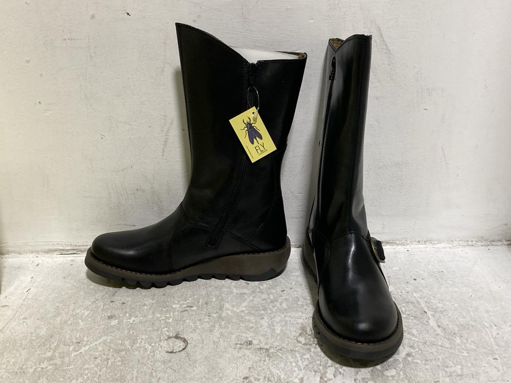 Lot 650  
            Chesterfield SR46 - Parcel Delivery Only 

                
FLY LONDON MES2913FLY RUG BOOTS IN BLUE - UK SIZE 6 (LOCATION: H3) - Image 3