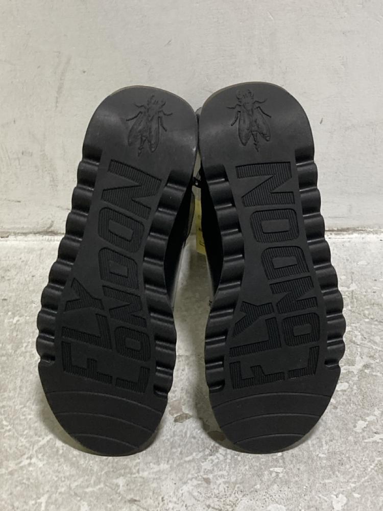 Lot 650  
            Chesterfield SR46 - Parcel Delivery Only 

                
FLY LONDON MES2913FLY RUG BOOTS IN BLUE - UK SIZE 6 (LOCATION: H3) - Image 4