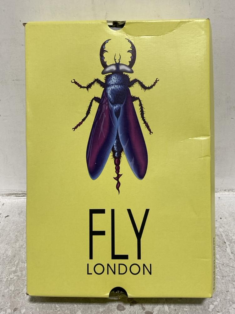 Lot 651  
            Chesterfield SR46 - Parcel Delivery Only 

                
FLY LONDON MES2913FLY RUG BOOTS IN BLACK - UK SIZE 5 (LOCATION: H3)