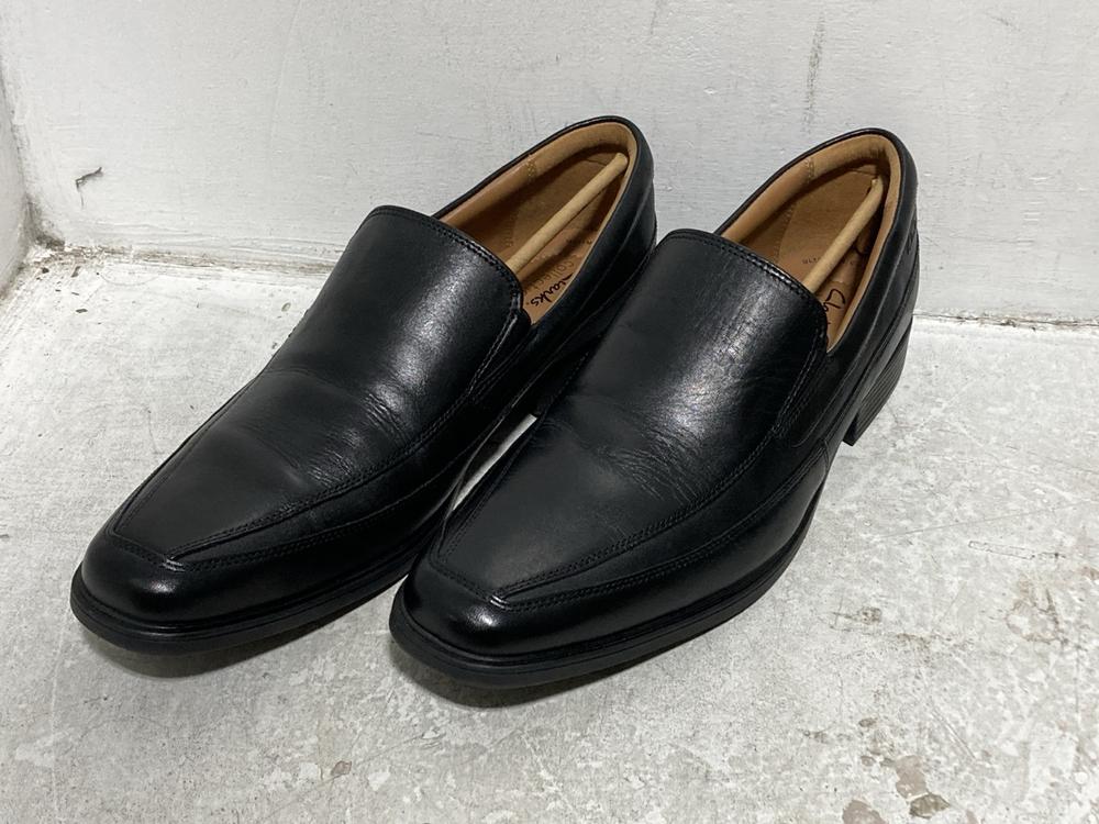 Lot 653  
            Chesterfield SR46 - Parcel Delivery Only 

                
3 X ASSORTED ADULTS SHOES TO INCLUDE SKECHERS MEMORY FOAM TRAINERS IN BLACK - UK ... - Image 3